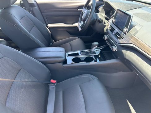 Used 2024 Nissan Altima 2.5 SV FWD image 11