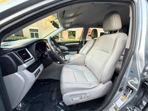 Used 2016 Toyota Highlander Plus FWD image 10