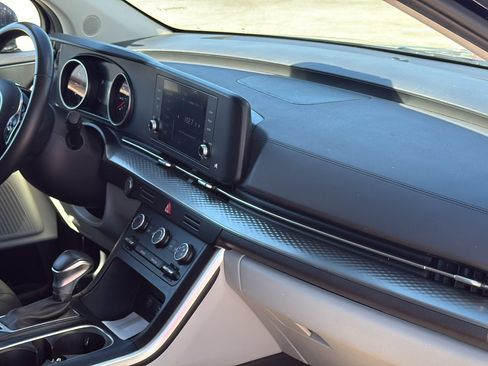 Used 2024 Kia Carnival LX image 30