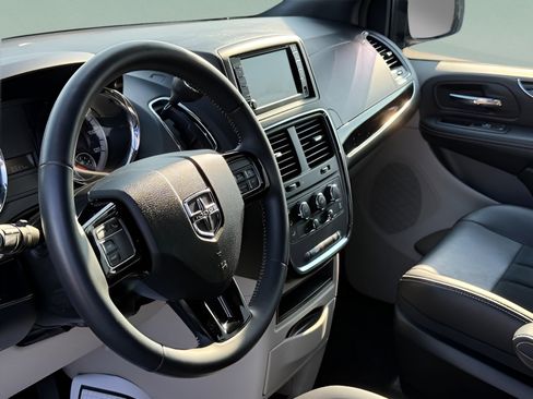Used 2018 Dodge Grand Caravan SXT FWD image 19