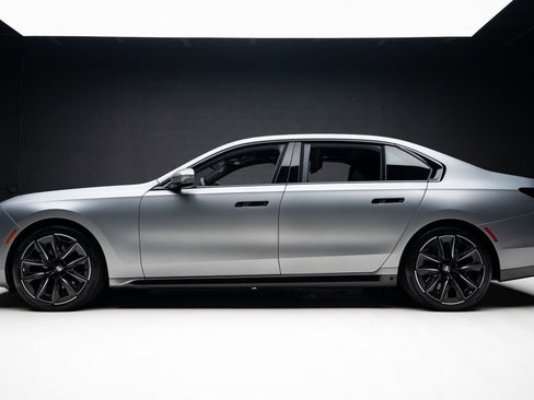Used 2023 BMW 760i xDrive w/ Executive Package AWD/4WD image 18