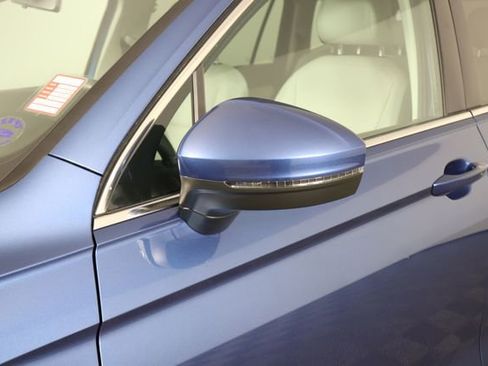 Used 2020 Volkswagen Tiguan SE w/ Panoramic Sunroof Package image 19