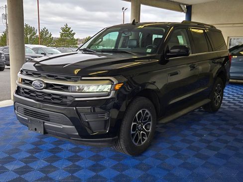 Used 2024 Ford Expedition XLT image 3