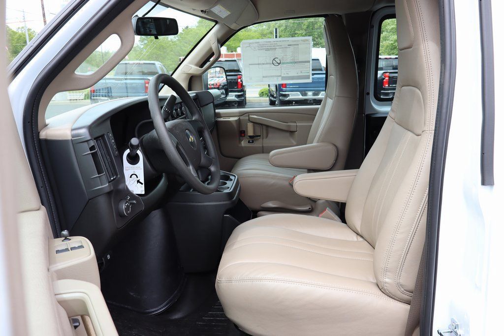 New 2025 Chevrolet Express 3500 w/ Chrome Appearance Package RWD image 15