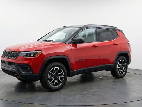 Used 2025 Jeep Compass Trailhawk AWD/4WD image 3