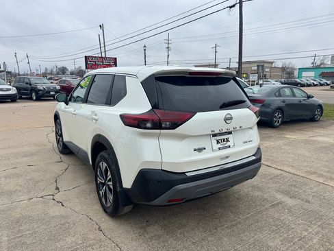 Used 2023 Nissan Rogue SV image 3