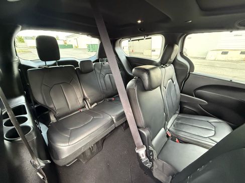 Used 2019 Chrysler Pacifica Touring-L FWD image 52