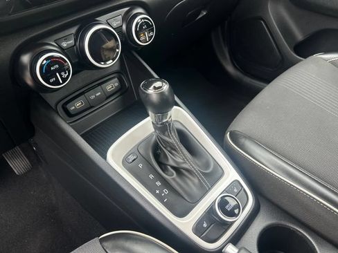 Used 2022 Hyundai Venue Limited FWD image 15