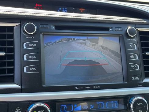 Used 2019 Toyota Highlander XLE FWD image 21