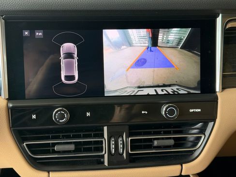 Certified 2023 Porsche Macan AWD/4WD image 18