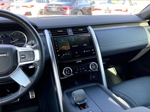 Used 2023 Land Rover Discovery Metropolitan Edition image 8