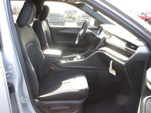 New 2025 Jeep Grand Cherokee Laredo X image 24