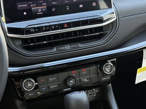 New 2026 Jeep Compass Latitude image 14