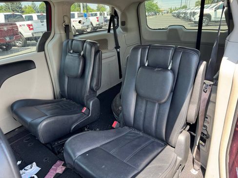 Used 2014 Chrysler Town & Country Touring FWD image 14