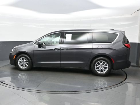 Used 2023 Chrysler Pacifica Touring-L FWD image 4