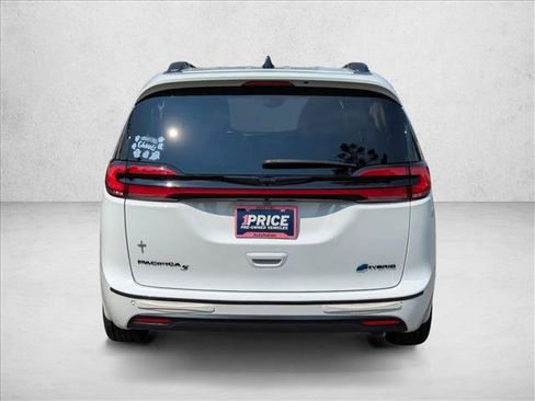 Used 2025 Chrysler Pacifica Premium FWD image 6