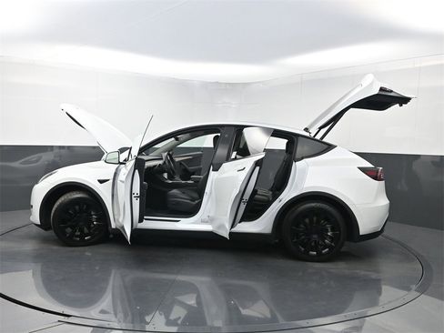 Used 2024 Tesla Model Y Long Range image 35