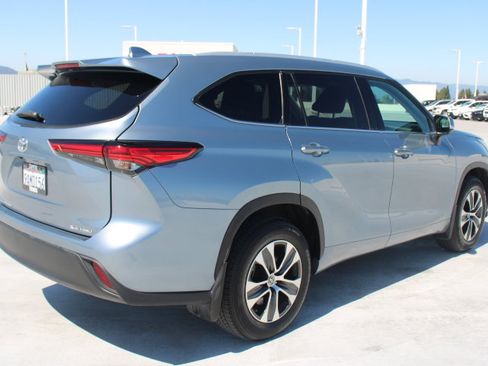 Used 2022 Toyota Highlander XLE AWD/4WD image 3