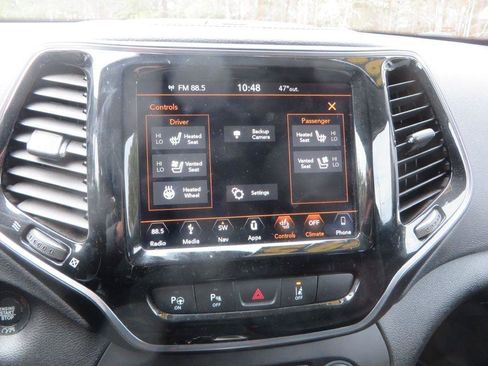 Used 2019 Jeep Cherokee Limited w/ Luxury Group image 19