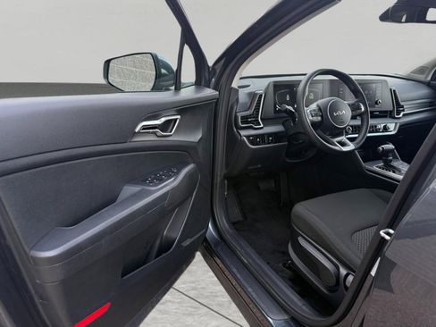 Used 2025 Kia Sportage LX image 19