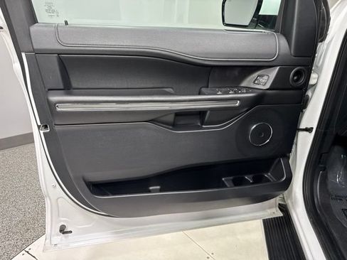 Used 2018 Ford Expedition XLT w/ Equipment Group 202A AWD/4WD image 13