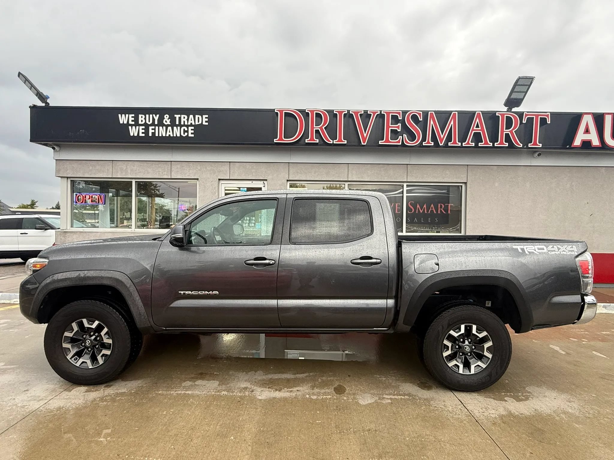 Used 2022 Toyota Tacoma TRD Off-Road AWD/4WD image 5