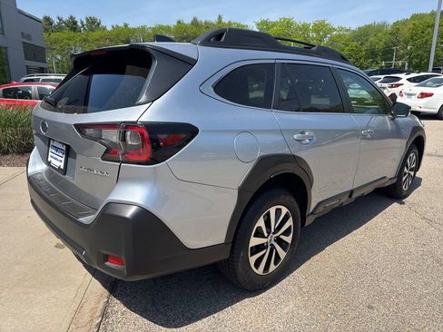 Used 2025 Subaru Outback Premium AWD/4WD image 2
