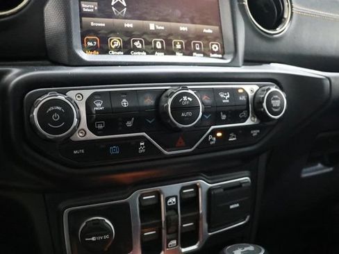 Used 2022 Jeep Wrangler Unlimited Sahara AWD/4WD image 31
