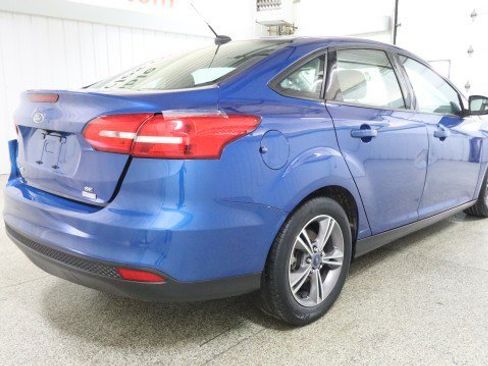 Used 2018 Ford Focus SE w/ SE Appearance Package FWD image 6