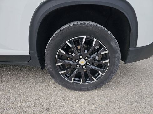 Used 2025 Chevrolet Traverse LT w/ Sun and Wheel Package image 40