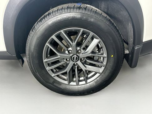 Used 2023 Nissan Rogue S image 11