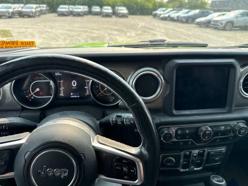 Used 2018 Jeep Wrangler Unlimited Sahara AWD/4WD image 17