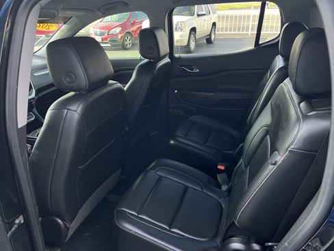 Used 2023 GMC Acadia SLT w/ Technology Package image 3