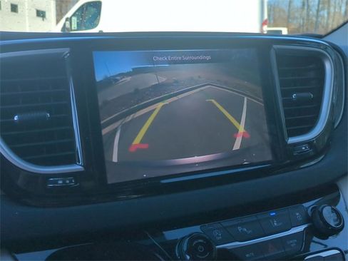 Used 2023 Chrysler Pacifica Touring-L image 37