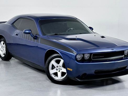 Used 2010 Dodge Challenger SE image 3