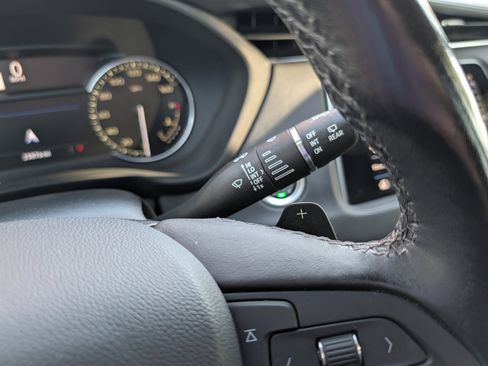 Used 2023 Cadillac XT4 Luxury w/ Cold Weather Package image 32