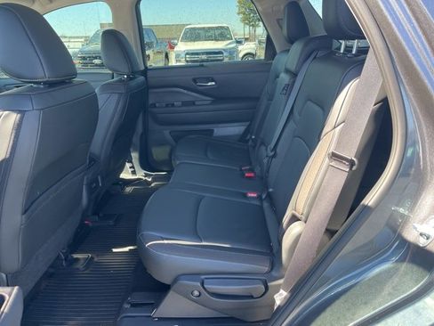Used 2025 Nissan Pathfinder SL image 10