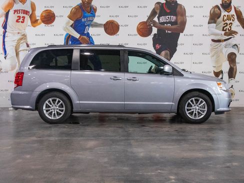 Used 2020 Dodge Grand Caravan SXT image 17