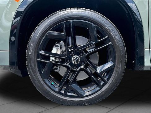 Certified 2025 Volkswagen Tiguan SE R-Line AWD/4WD image 11