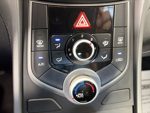 Used 2015 Hyundai Elantra SE w/ Option Group 03 FWD image 19