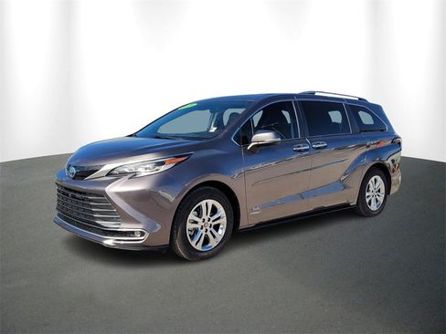 Used 2021 Toyota Sienna Platinum image 2