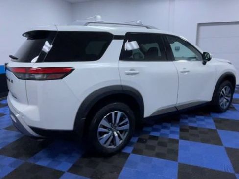 Used 2024 Nissan Pathfinder SL w/ Black Appearance Package AWD/4WD image 8
