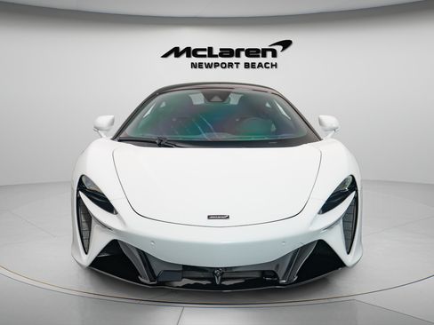 Used 2025 McLaren Artura RWD image 2