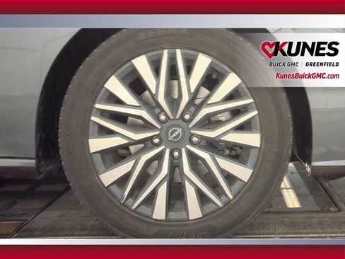 Used 2024 Nissan Altima 2.5 SV FWD image 14