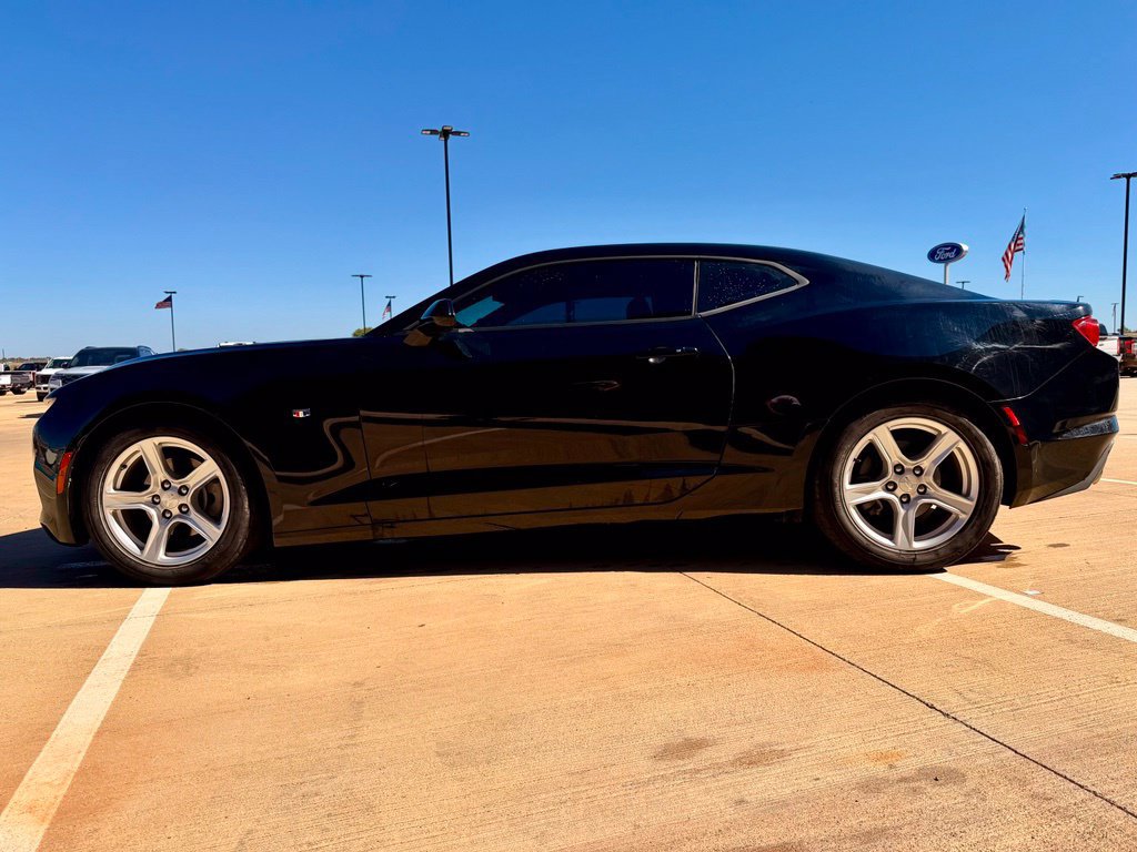 Used 2022 Chevrolet Camaro LT RWD image 3