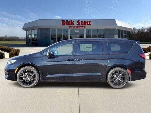 New 2026 Chrysler Pacifica Select AWD/4WD image 4