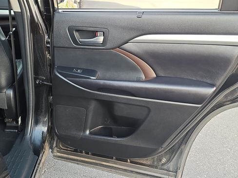 Used 2019 Toyota Highlander XLE AWD/4WD image 24
