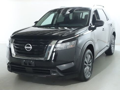 Certified 2025 Nissan Pathfinder SV FWD image 4