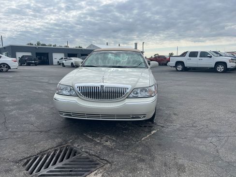 Used 2007 Lincoln Town Car Designer Series RWD image 2