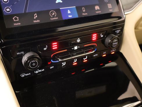 Used 2023 Jeep Grand Cherokee L Limited RWD image 8